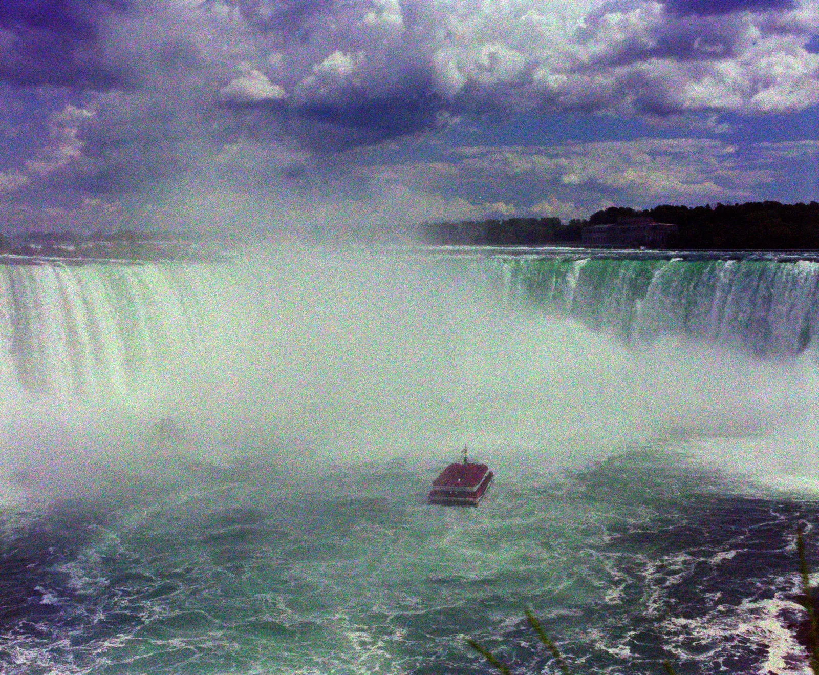 Niagara Falls in the mist, with a tour boat below, converted with Classic 400